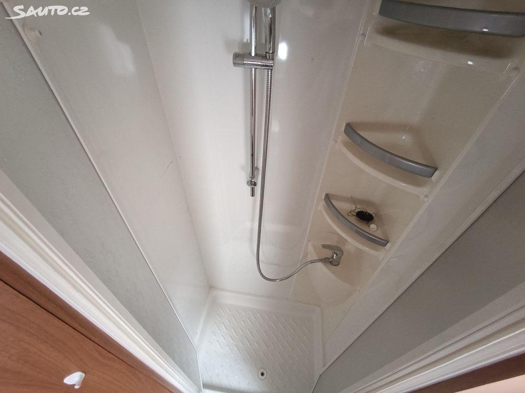 Interiér obytného vozu - pohled na sprchu