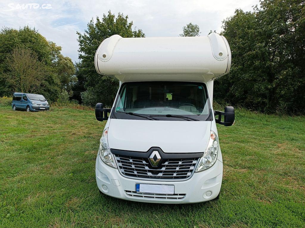 Exteriér obytného vozu - čelní pohled na zaparkovaný karavan